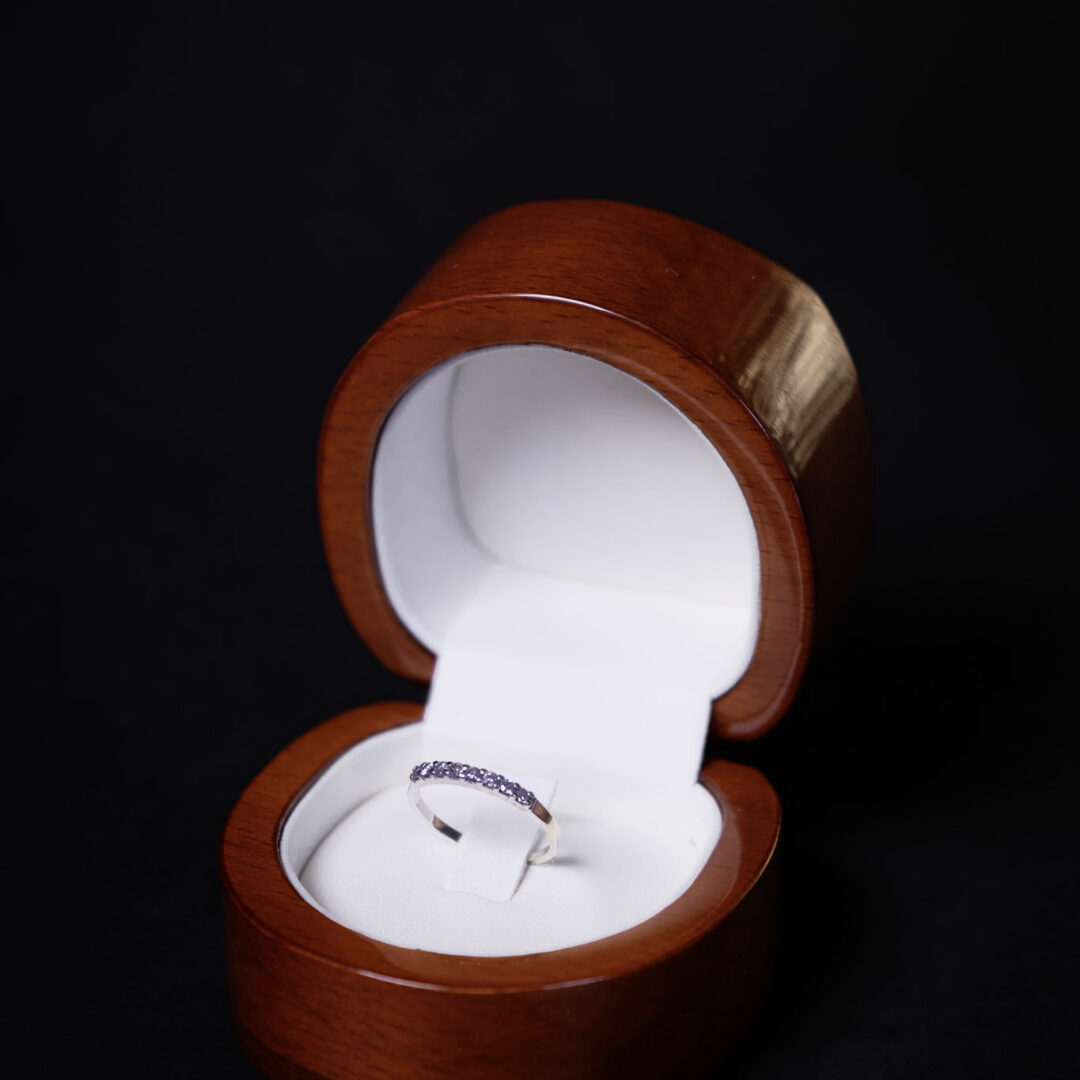 Anillo medio cintillo